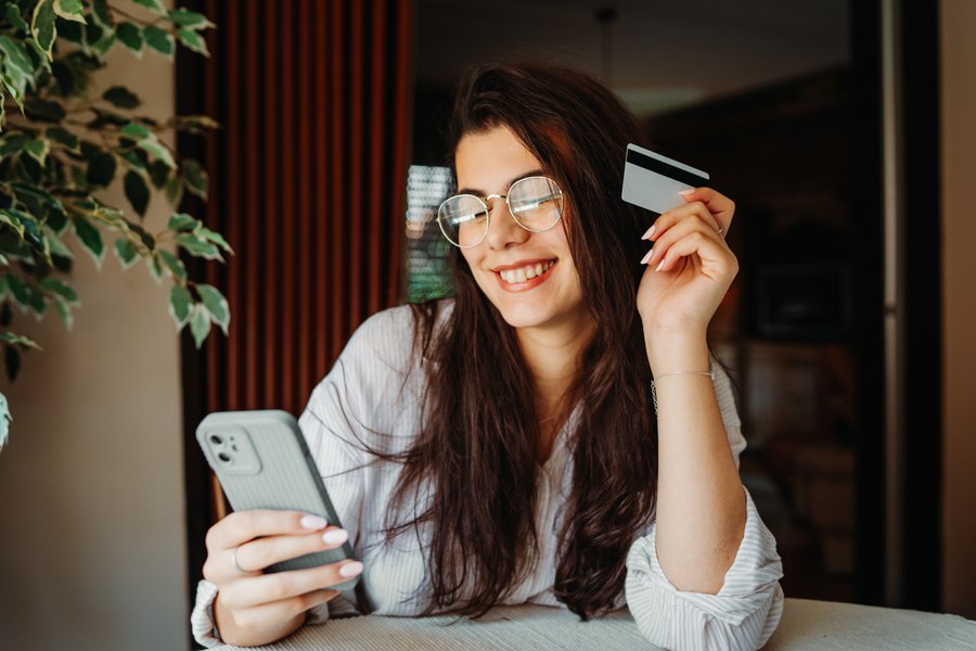 Metoda „bulgărele de zăpadă”: strategia care te ajută să scapi de datoriile de pe cardul de cumpărături mai repede