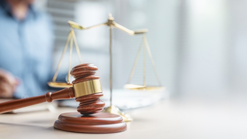 „Mi-a căzut cascheta de pe cap”. Polițist din București, condamnat după ce și-a bătut colegii în timpul unei intervenții