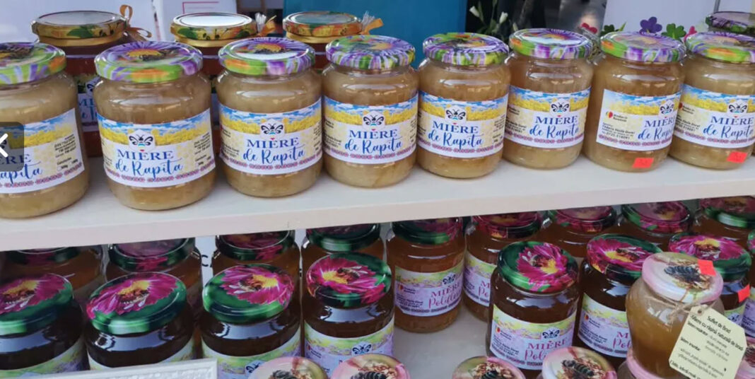 Miere, propolis și dulciuri cu fagure/ Peste 100 de expozanți prezenți la Târgul Apicol de la Ghiroda, Timiș
