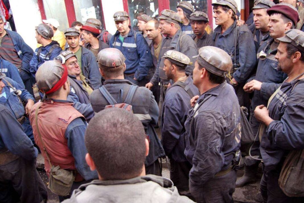 Minerii protestează la Guvern: „Fără noi, lumina se stinge!”