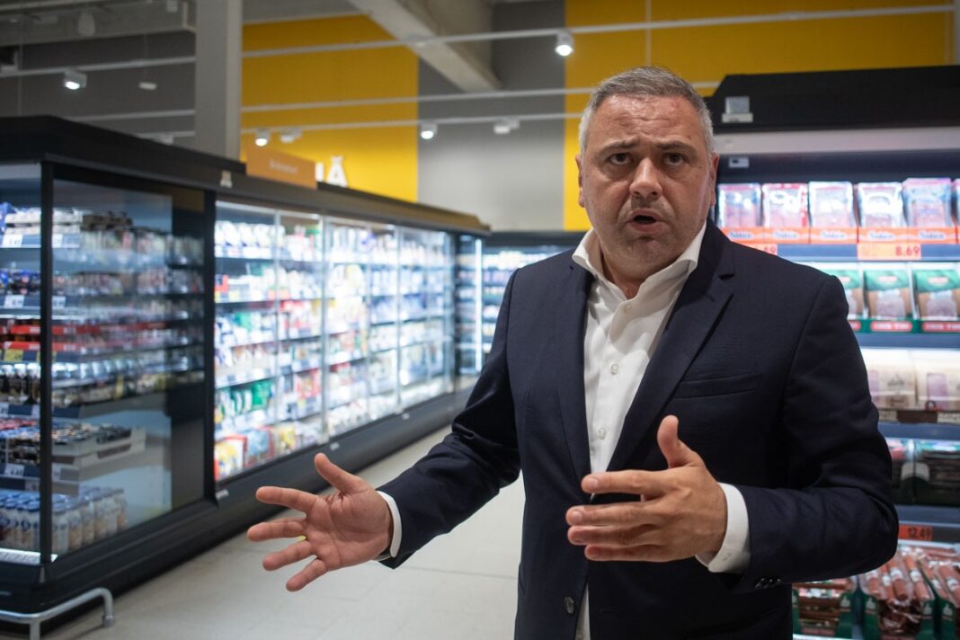 Ministrul Agriculturii solicită Consiliului Concurenţei să verifice adaosurile care apar pe traseul dintre fermier şi consumator