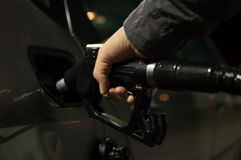 Ministrul Energiei: Măsurile preconizate de Guvern pentru limitarea preţurilor la carburanţi vor tempera creşterea