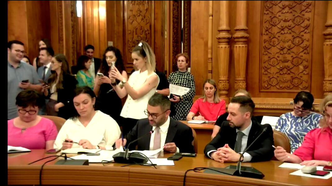 Ministrul Muncii anunță că pachetul de solidaritate ”merge înainte” după ce comisiile de muncă din Parlament au votat amendamentul PSD