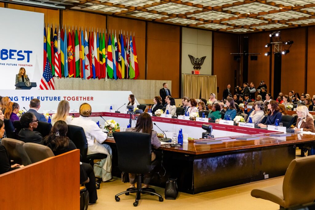 Mirabela Grădinaru, la summit-ul organizat de prima doamnă a SUA, Melania Trump: „Aștept cu nerăbdare să colaborez îndeaproape cu Prima Doamnă Melania Trump și cu toți cei prezenți la această masă, în cadrul acestui proiect, pentru a dezvolta inițiative concrete și a obține un impact tangibil în promovarea educației digitale”