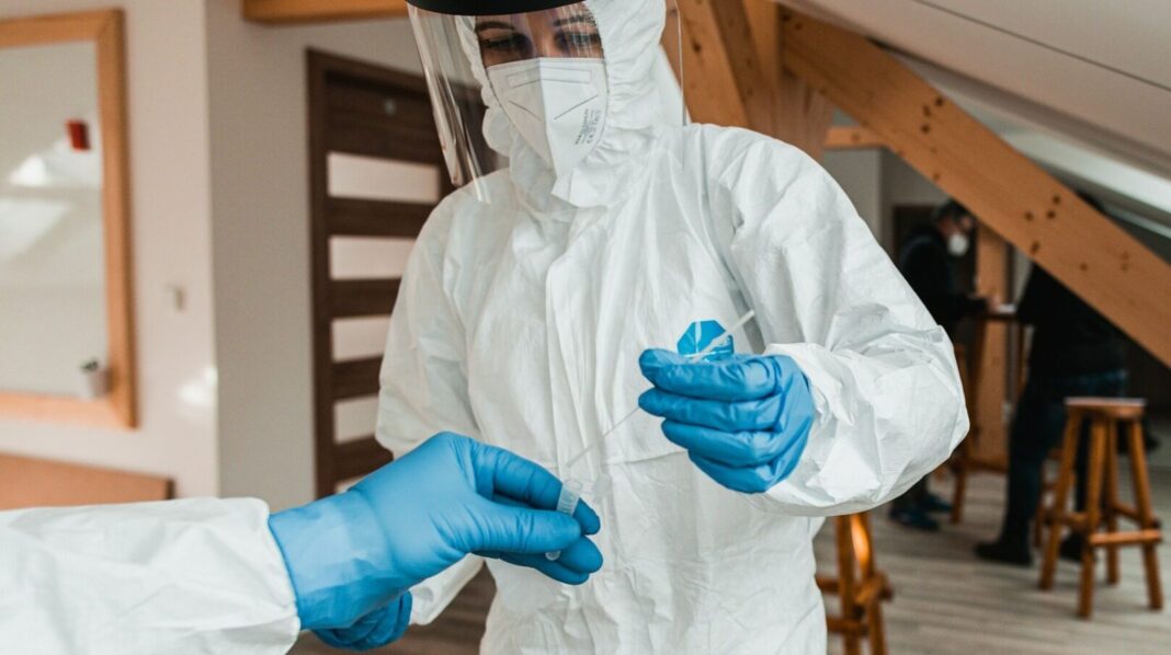 Mită de 20.000 de euro, luată de un asistent medical din Oradea pentru a facilita angajări în spitale din oraș, în perioada pandemiei