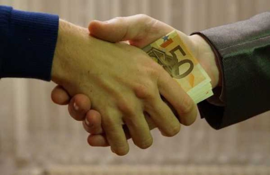 Mita pentru „ștergerea” datoriilor la stat cu un milion de euro: doi șefi de la Direcţia Finanţelor Publice Bucureşti, sub control judiciar