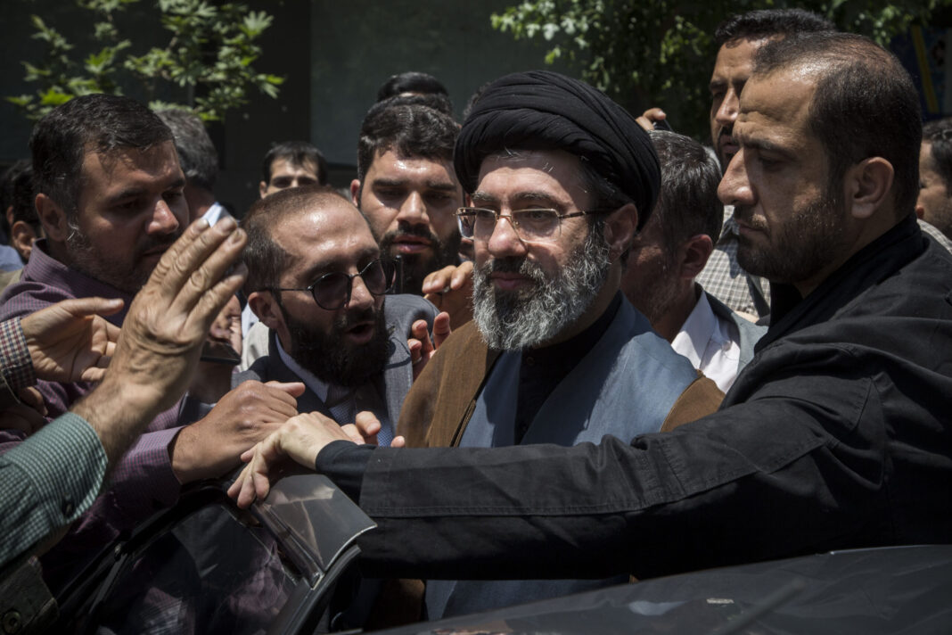 Mojtaba Khamenei este „izolat și nu răspunde la mesaje” (surse)