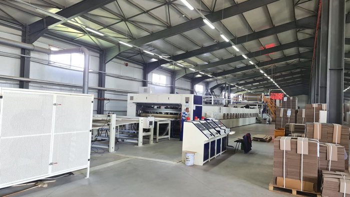 Moldova are autostradă. Ce face cu ea Nicu Dragomir, asociatul fabricii de carton ondulat Kemn Pack din Focşani: Dezvoltarea infrastructurii rutiere din România este esenţială pentru competitivitatea industriei. A7 uşurează aprovizionarea şi livrarea mai rapidă a produselor finale către clienţii din Bucureşti şi zona Moldovei