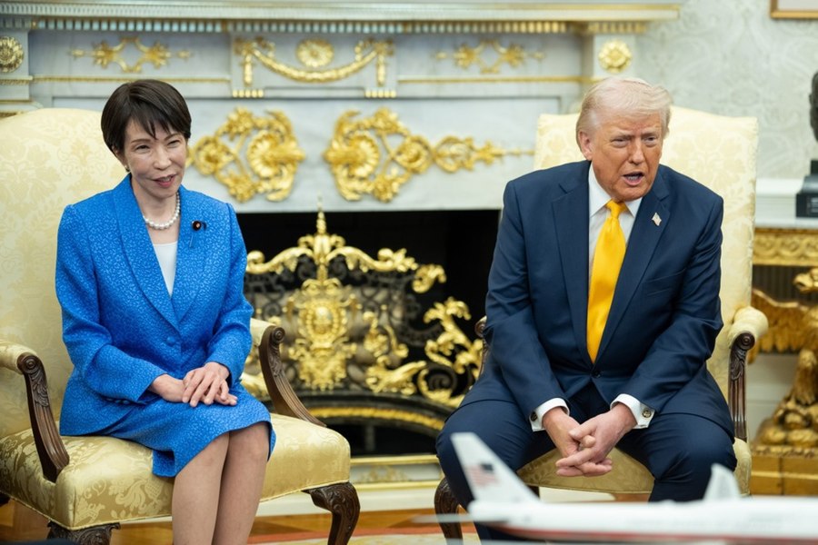 Momentul în care premierul Japoniei se uită stăruitor la ceas în timpul întrevederii cu Trump