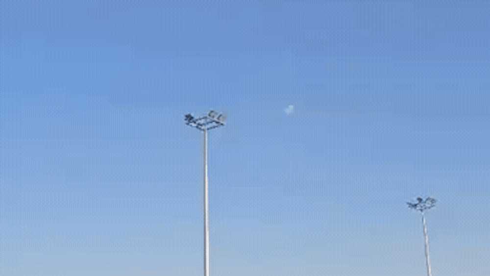 Momentul în care un avion de luptă american F-15 se prăbușește în Kuweit. Pilotul s-a catapultat