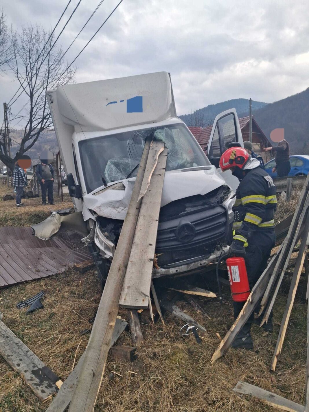 NEWS.ro: Accident grav în judeţul Neamţ - Un bărbat a scăpat cu viaţă după ce autoutilitara în care se afla a intrat într-un gard, parbrizul fiind străpuns de stinghii