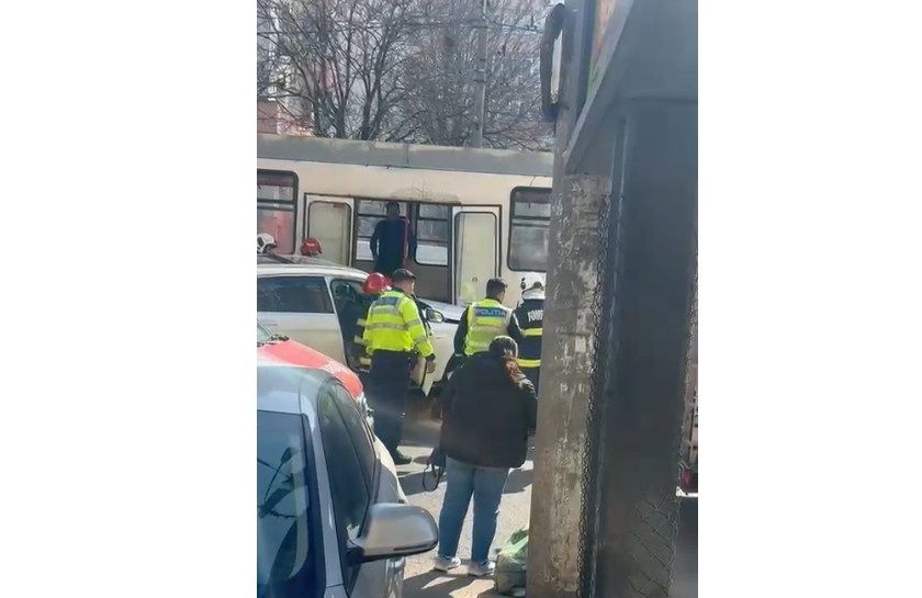 NEWS.ro: Accident în Capitală - Două persoane rănite după ce o maşină a intrat pe refugiul de tramvai - FOTO, VIDEO