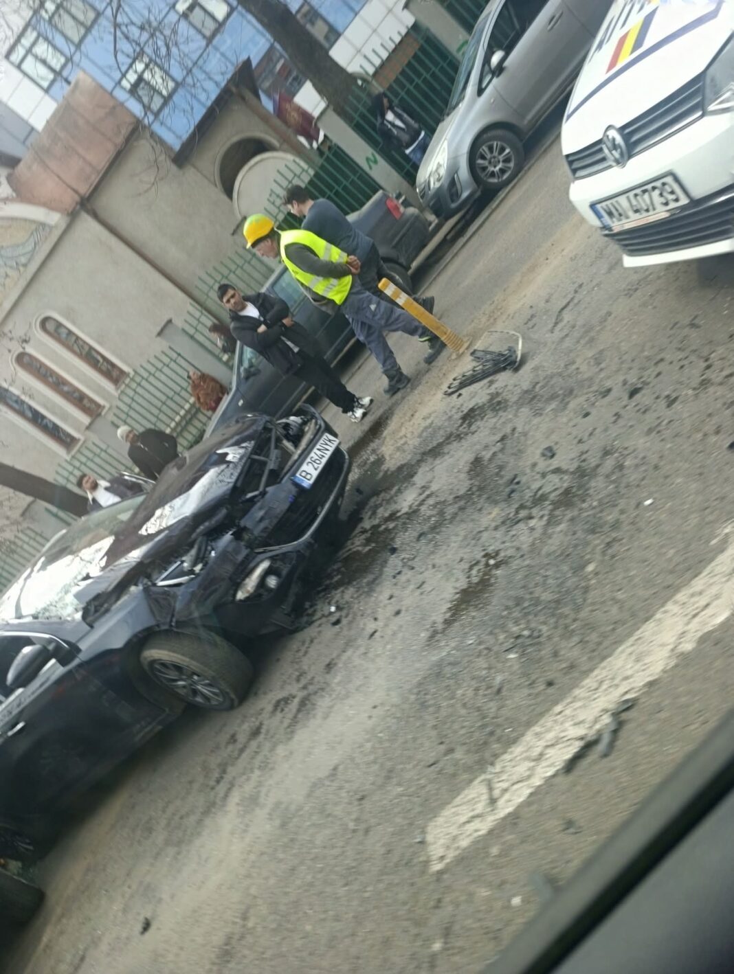 NEWS.ro: Accident în dreptul Spitalului ”Grigore Alexandrescu” din Bucureşti – O ambulanţă SMURD în misiune a fost lovită de o maşină condusă de un tânăr de 22 de ani / Alte două maşini au fost lovite în urma impactului