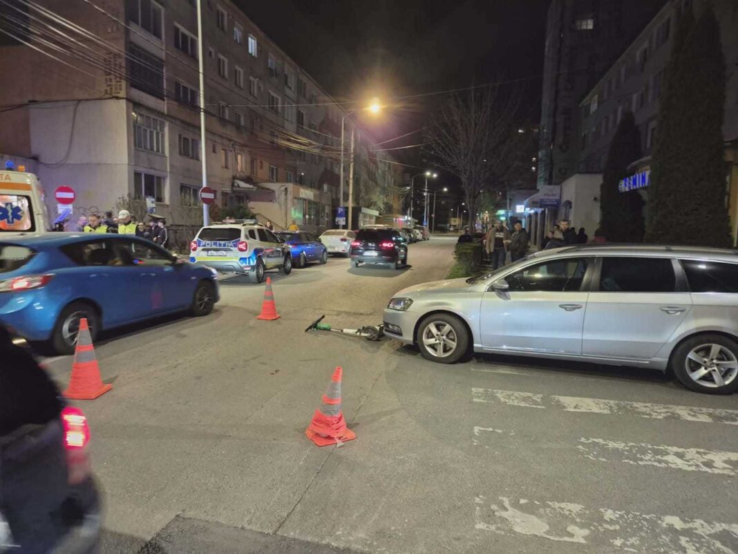 NEWS.ro: Alba Iulia: Un bărbat beat, care a traversat strada pe trecerea pentru pietoni, pe trotinetă, a fost rănit după ce a fost lovit de un autoturism