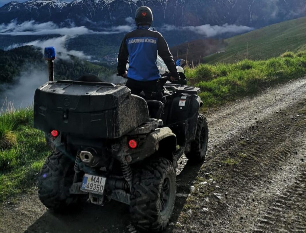 NEWS.ro: Alba: O familie a rămas blocată cu maşina în zona Pasul Tărtărău/ Drumul pe care au intrat un bărbat şi soţia sa este închis circulaţiei publice în această perioadă