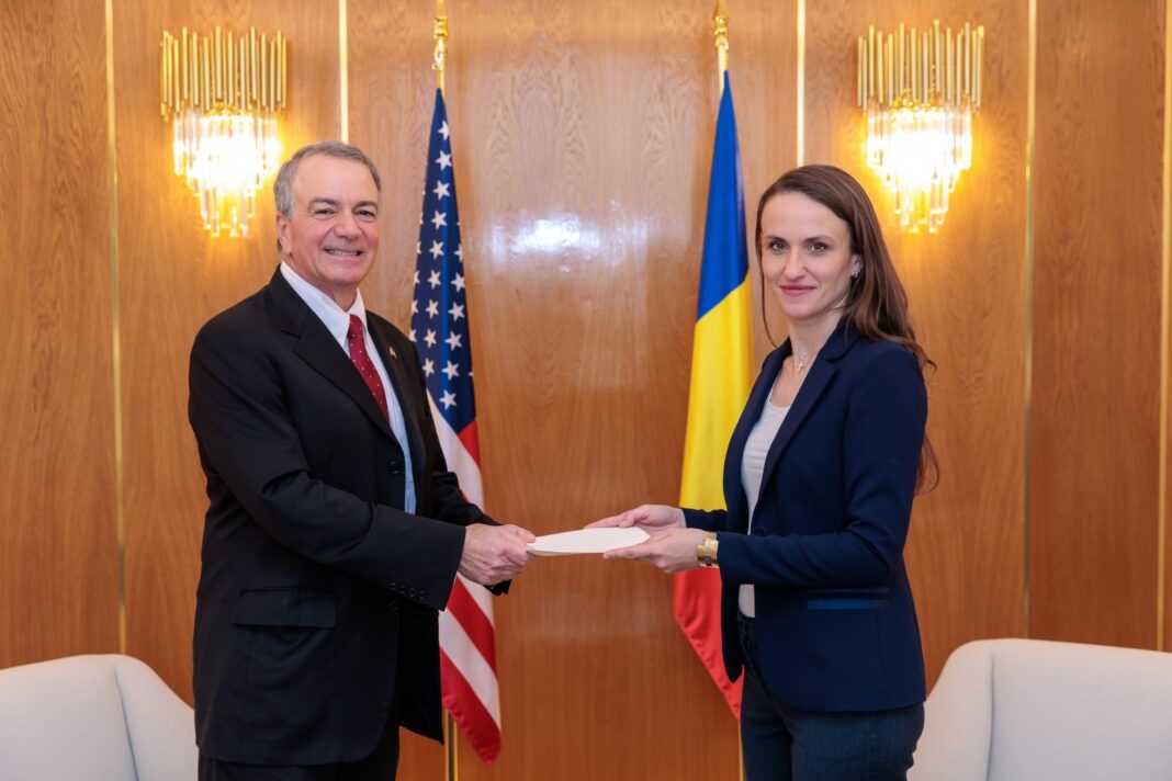 NEWS.ro: Ambasadorul SUA în România, Darryl Nirenberg, întâlnire cu ministrul de externe, Oana Ţoiu: A apreciat rolul de lider al României în domeniul investiţiilor în apărare şi a subliniat angajamentul administraţiei Trump faţă de securitatea Mării Negre