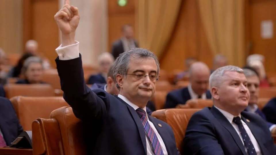 NEWS.ro: Andronache (PNL): Comunicarea pe surse a PSD susţine ca “Bolojan a cedat” în privinţa bugetului. Fals! Cel care a cedat este Grindeanu. Nici nu avea altă soluţie / Grindeanu nu va mai fi premierul PSD la rotativă, ci un alt pesedist