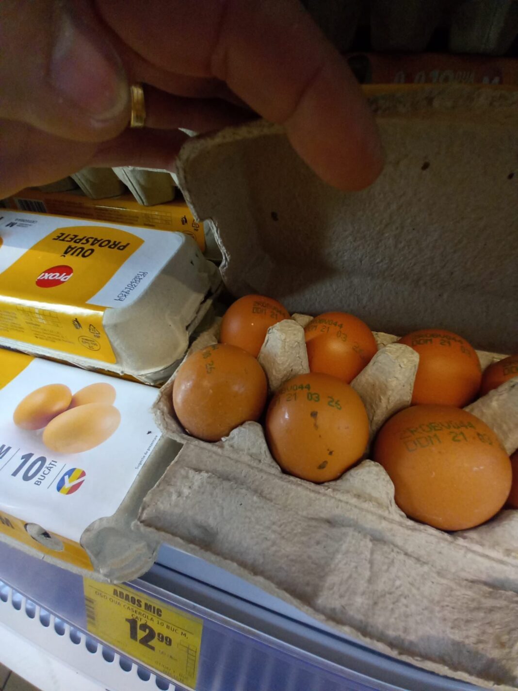 NEWS.ro: ANPC a dat amenzi de 6,7 milioane de lei după controale la peste 1.900 de operatori economici. în această săptămână/ Comisarii au găsit ouă cu fisuri şi depuneri de impurităţi, frigidere cu acumulări de gheaţă şi condens