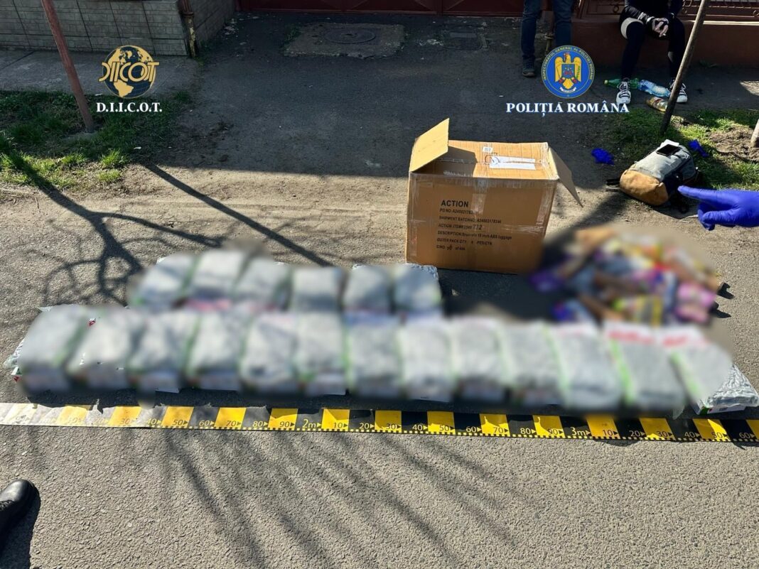 NEWS.ro: Arad: Tânără reţinută pentru trafic de droguri de risc, după ce a ridicat un colet sosit din Spania în care, printre dulciuri, erau ascunse aproape 10 kilograme de cannabis