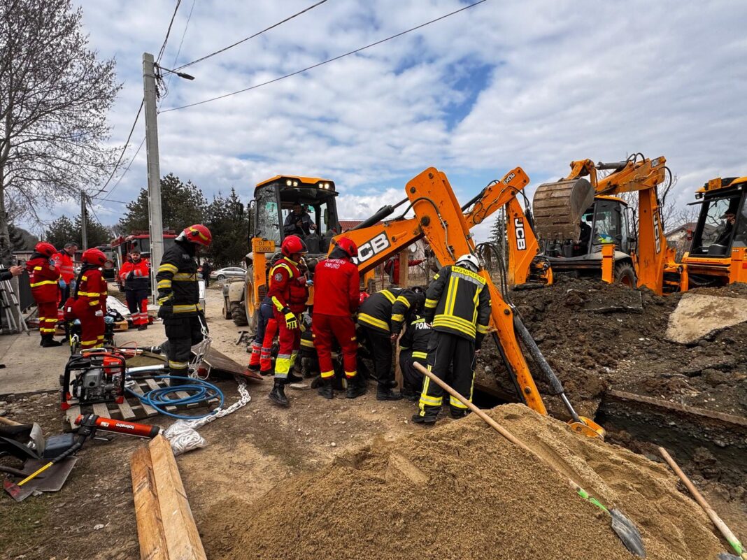NEWS.ro: Argeş: Bărbat care lucra la canalizare, prins sub un mal de pământ/ Pompierii intervin pentru a scoate victima