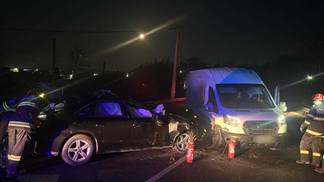 NEWS.ro: Argeş - Circulaţie oprită pe DN73 Piteşti - Braşov, în urma unui accident în care au fost implicate trei maşini / O persoană a fost rănită