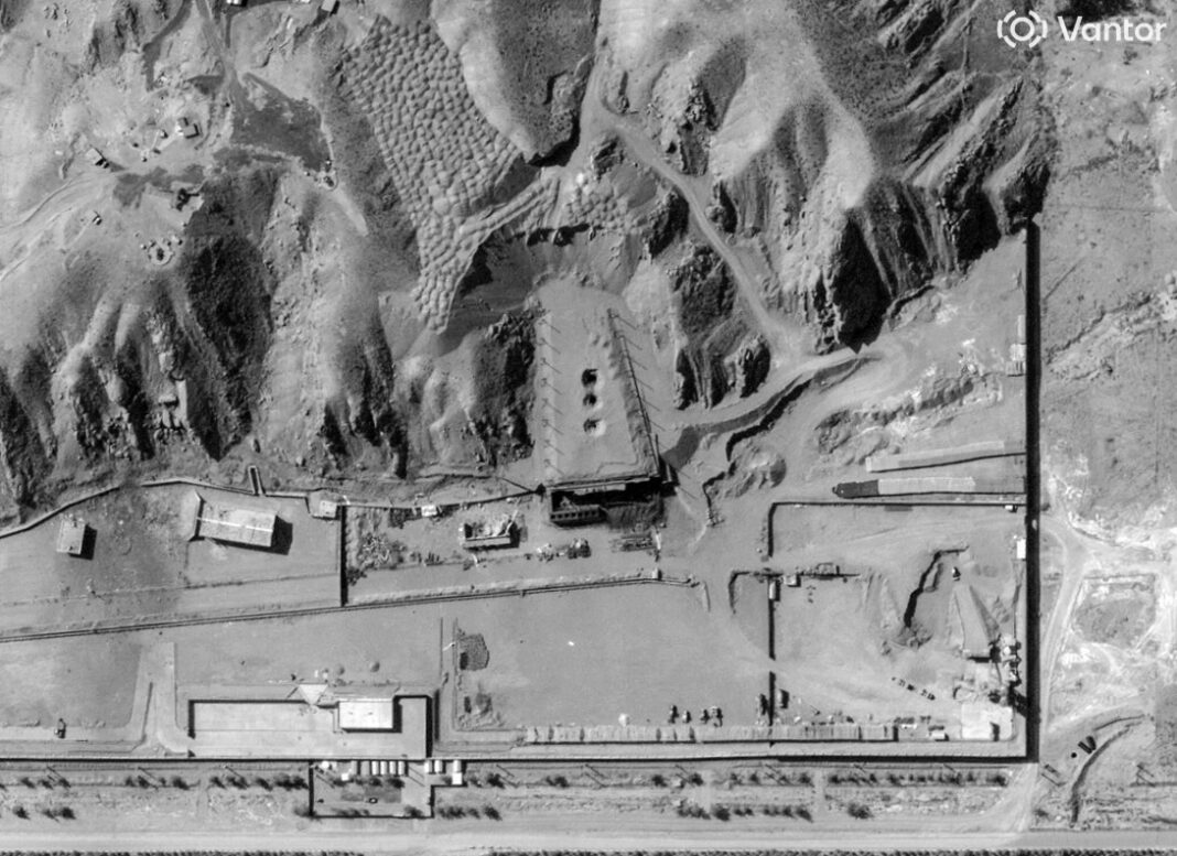 NEWS.ro: Armata israeliană anunţă că a lovit o bază din Iran unde s-ar încerca producerea de arme nucleare. Explozii puternice s-au auzit şi la Teheran