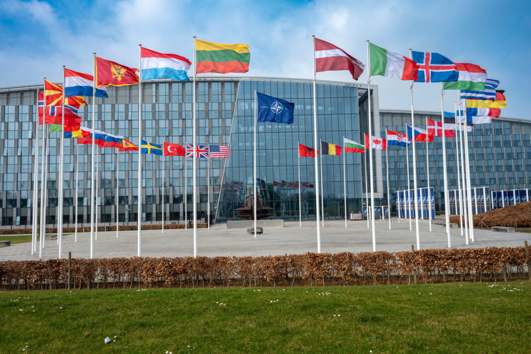 NEWS.ro: Articolul 5 al NATO, în pericol. Pentagonul refuză să reafirme angajamentul faţă de apărarea colectivă, spunând că decizia îi revine lui Trump