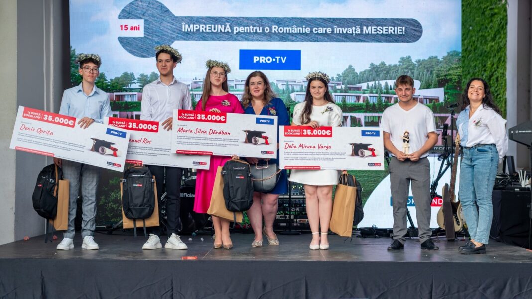 NEWS.ro: Au început înscrierile pentru cea de-a treia ediţie Bursele BookLand, cele mai mari burse din România: 35.000 de euro pentru 7 ani de studiu