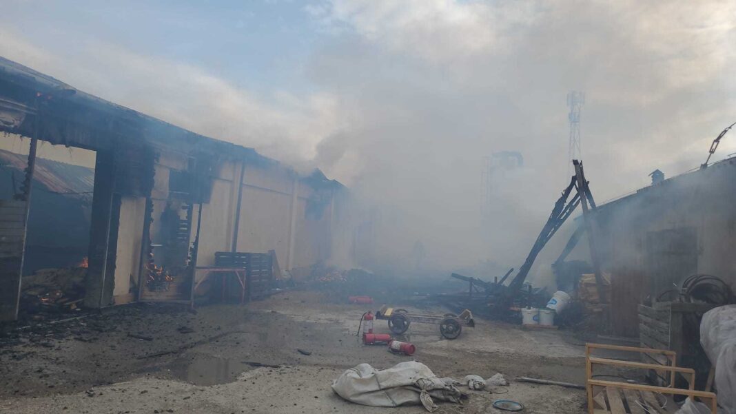 NEWS.ro: Bacău: Incendiu la o fabrică de cherestea din comuna Hemeiuş/ Afectate, trei hale de aproximativ 2.500 de metri pătraţi/ Mesaj RO-Alert către populaţie, din cauza degajărilor mari de fum - FOTO