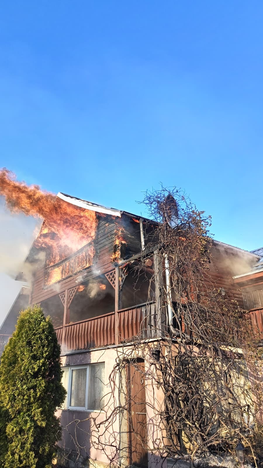 NEWS.ro: Bacău: Un incendiu de vegetaţie uscată s-a extins la o casă, distrugând parţial acoperişul imobilului