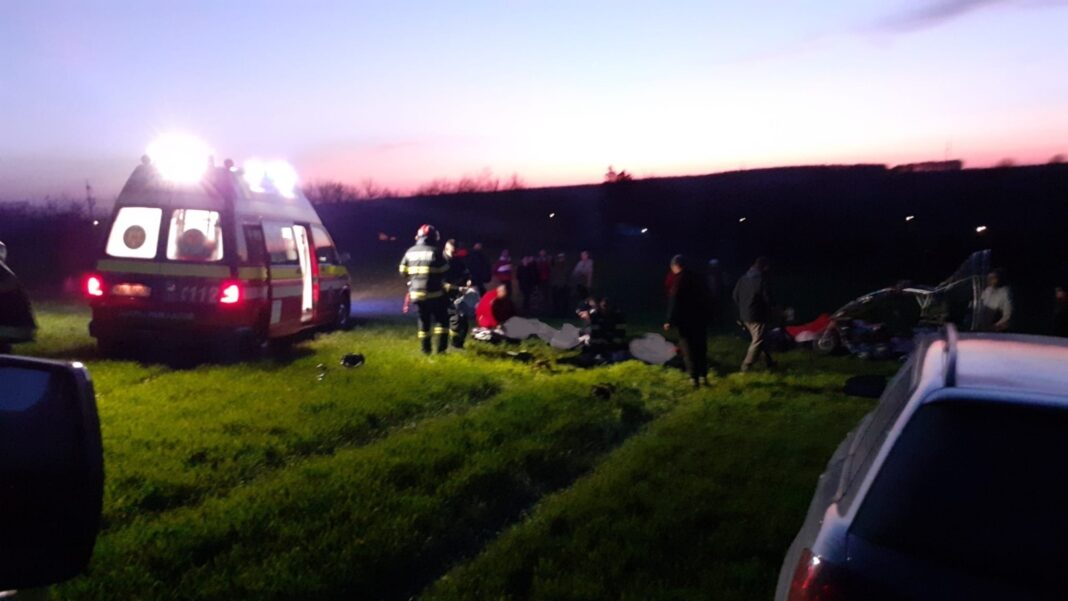 NEWS.ro: Bihor - Un bărbat de 52 de ani şi o tânără de 19 ani au murit după prăbuşirea unei parapante cu motor - FOTO
