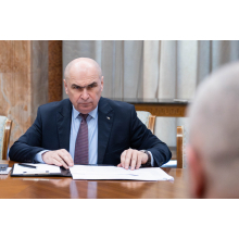 NEWS.ro: Bolojan: Avem noţiunea de veteran pe stil nou, în care dacă ai fost într-un teatru de operaţii, la Sarajevo, patru luni de zile, devii veteran şi te pensionezi la 52 de ani. Dacă eşti scutit de CASS încă 25 de ani lucrurile sunt total dezechilibrate
