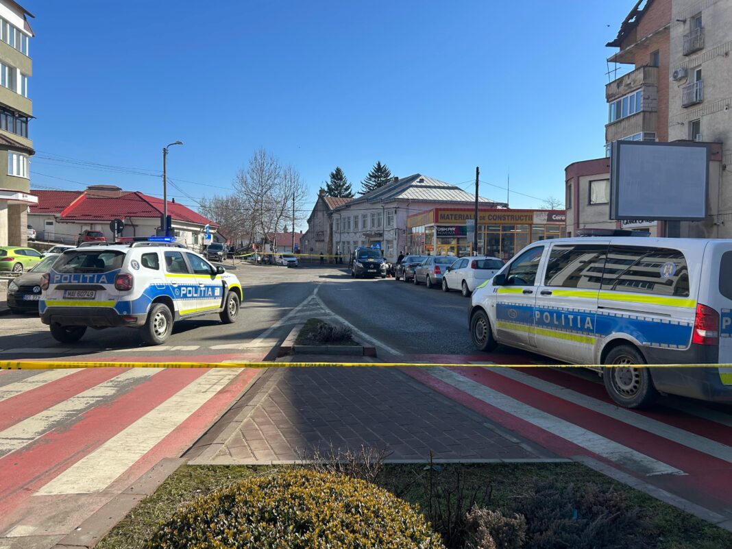 NEWS.ro: Botoşani: Intervenţie la o unitate bancară din Dorohoi, unde a fost semnalată prezenţa unui colet suspect - FOTO / VIDEO