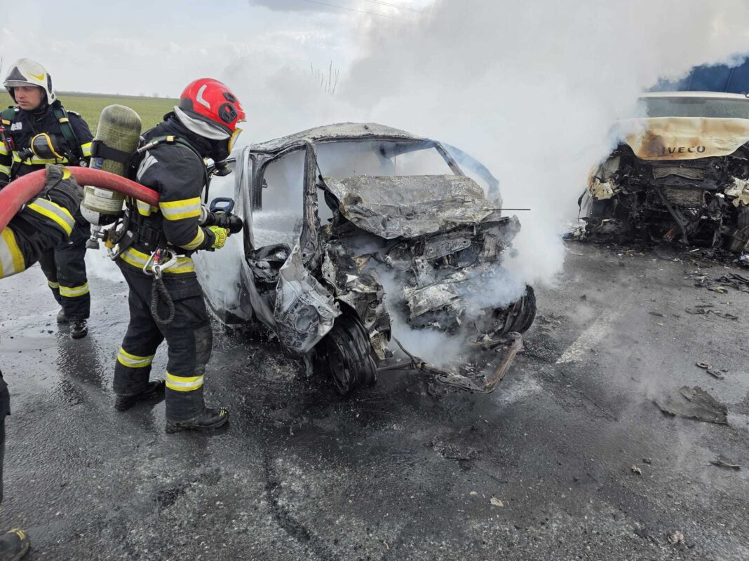 NEWS.ro: Buzău - Două persoane au murit într-un accident cumplit pe DN2–E85, la Mihăileşti. Un autoturism a luat foc după impact - FOTO