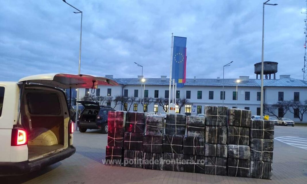 NEWS.ro: Captură impresionantă de ţigări de contrabandă, în valoare de 100.000 de euro, la Sighetu Marmaţiei/ Marfa, găsită într-un microbuz urmărit un kilometru de poliţişti/ Şoferul, prins după un foc de avertisment şi arestat preventiv