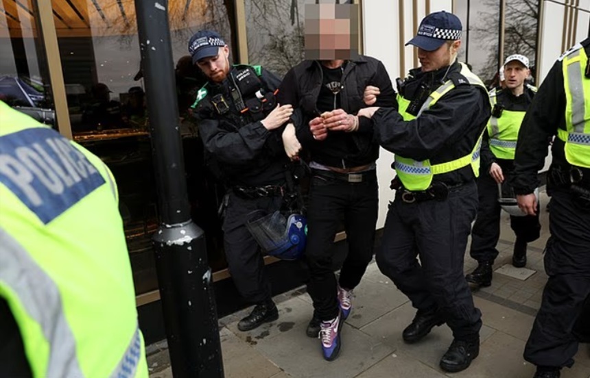 NEWS.ro: Cel puţin 12 persoane arestate la Londra, la o manifestaţie de ”Al Quds Day” neautorizată de poliţie, care anchetează cu privire la strigarea sloganului ”Moarte armatei israeliene!” de către un vorbitor, un membru al trupei rap Bob Vylan