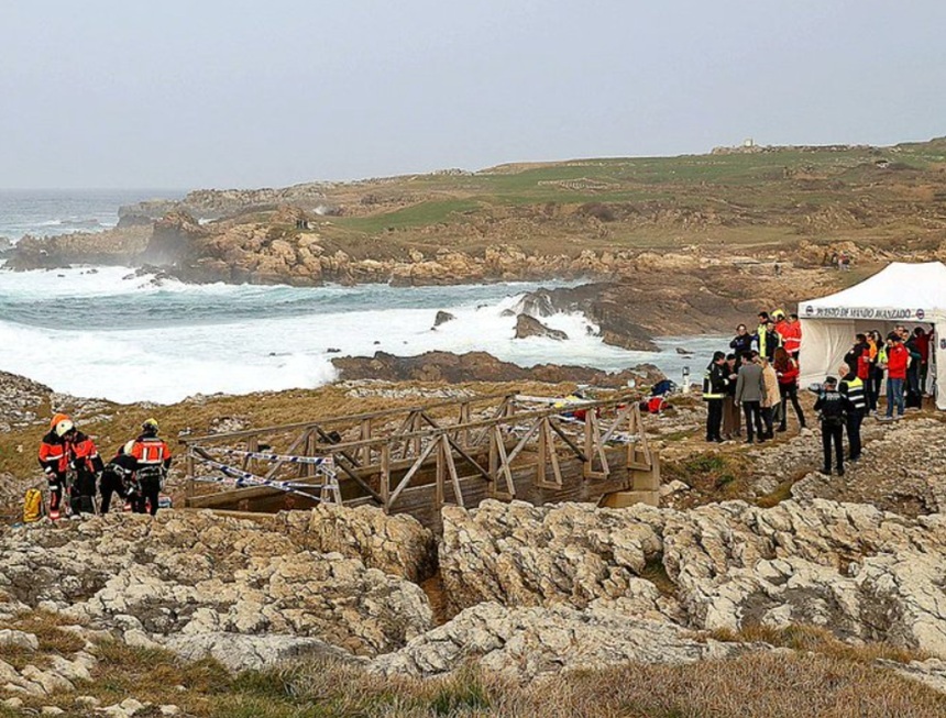 NEWS.ro: Cel puţin cinci morţi şi un dispărut în nordul Spaniei, în surparea unei pasarele pe o plajă la Santander. Un al şaptelea tânăr dintr-un grup care se afla pe pasarelă, internată cu hipotermie