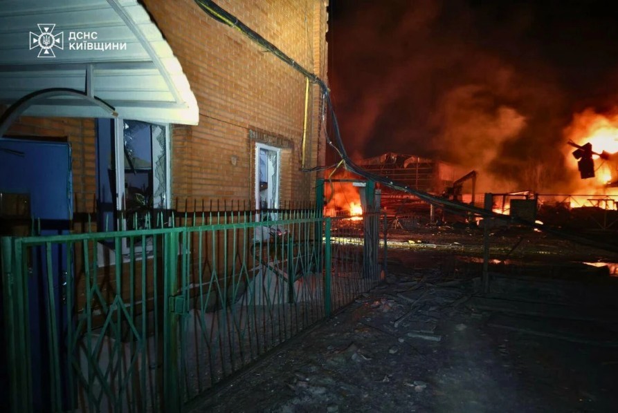 NEWS.ro: Cel puţin patru morţi şi numeroşi răniţi după un atac masiv al Rusiei asupra regiunii Kiev