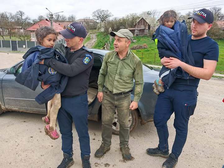 NEWS.ro: Cele două fetiţe de patru şi cinci ani, dispărute dintr-o curte din Târnăveni, au fost găsite de un pădurar, într-o zonă izolată/ Ele sunt duse la o unitate medicală, pentru evaluarea stării de sănătate, după ce au stat mult timp în frig - VIDEO