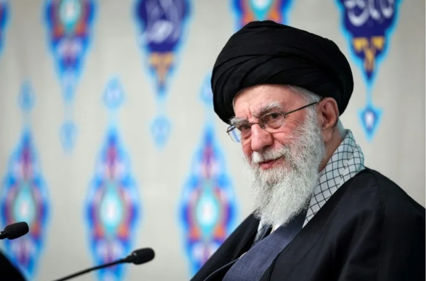 NEWS.ro: CIA l-a urmărit pe Khamenei timp de mai multe luni înainte să-l elimine, dezvăluie The New York Times. Planul iniţial prevedea un atac pe timpul nopţii. Lovitura la un complex imobiliar al autorităţilor iraniene în centrul Teheranului, dată cu rachete de