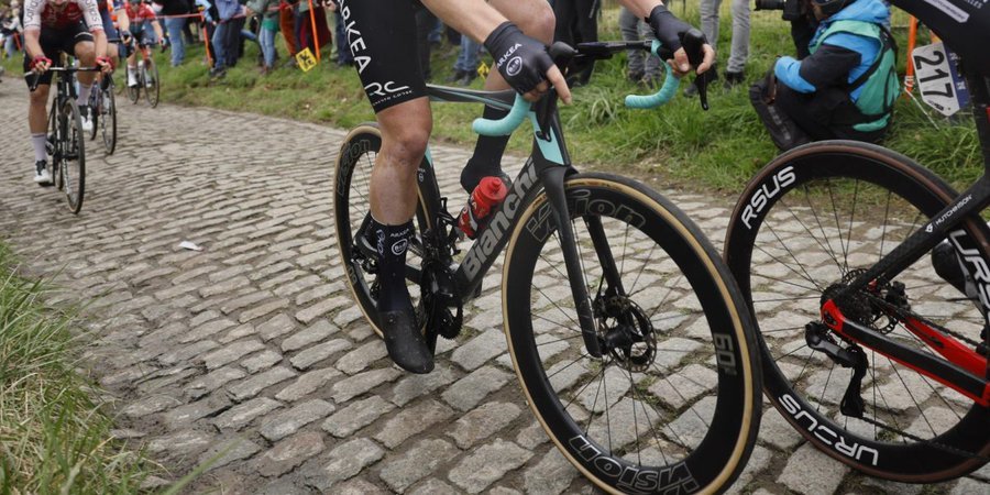 NEWS.ro: Ciclism: Mai mulţi ciclişti, răniţi după un accident cu o maşină la Marele Premiu Gilbert-Bousquet