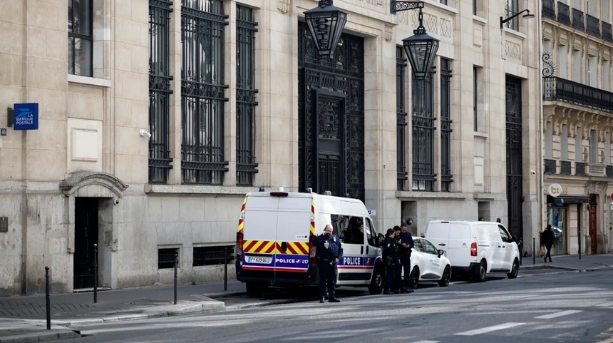 NEWS.ro: Cinci persoane arestate după atentatul dejucat la sediul Bank of America la Paris, doi adulţi şi trei minori. Minorul arestat sâmbătă, un senegalez recrutat pe Snapchat, cu 600 €. Ministrul francez de Interne Laurent Nuñez face o ”legătură” cu Războiul di