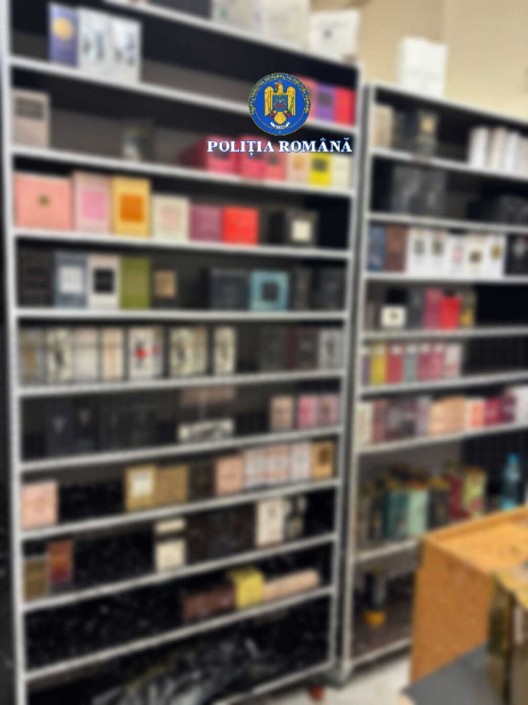 NEWS.ro: Cincisprezece percheziţii în Bucureşti şi Ilfov la persoane suspectate că au pus în vânzare parfumuri şi cosmetice susceptibile a fi contrafăcute / A fost obţinută astfel suma de două milioane de lei - FOTO