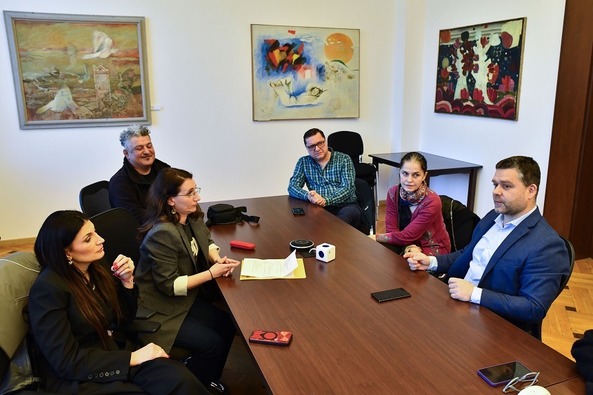 NEWS.ro: Ciprian Ciucu va discuta cu oamenii de teatru pentru organizarea concursurile de directori la 15 teatre din subordine: 