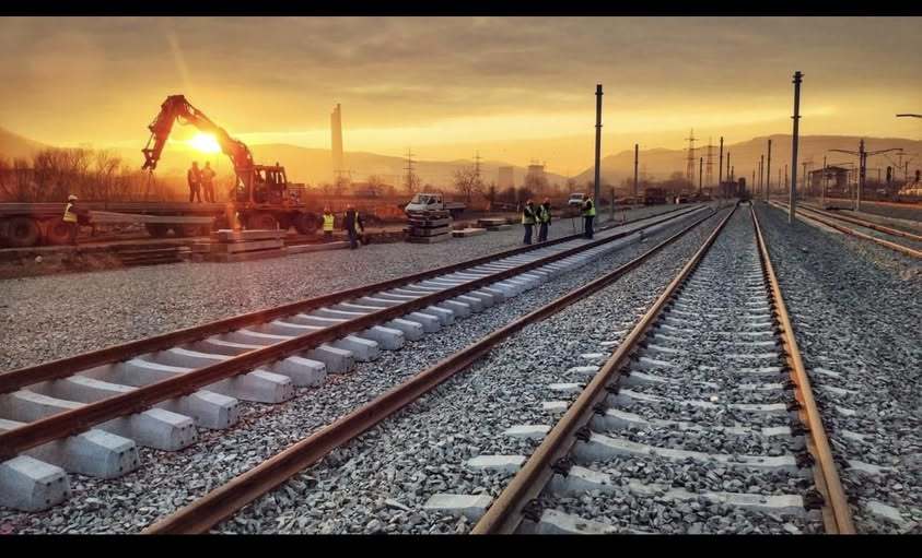 NEWS.ro: Circulaţie feroviară întreruptă între Braşov şi Sighişoara, din cauza unei şine rupte. Trei trenuri sunt oprite în staţii