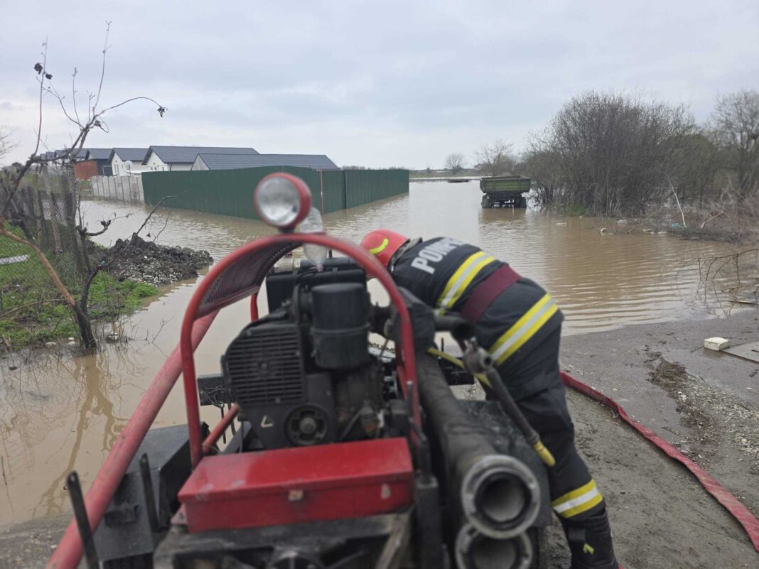 NEWS.ro: Circulaţie îngreunată pe un drum judeţean din Giurgiu, unde pompierii acţionează pentru evacuarea apei de pe mii de metri pătraţi de teren - VIDEO