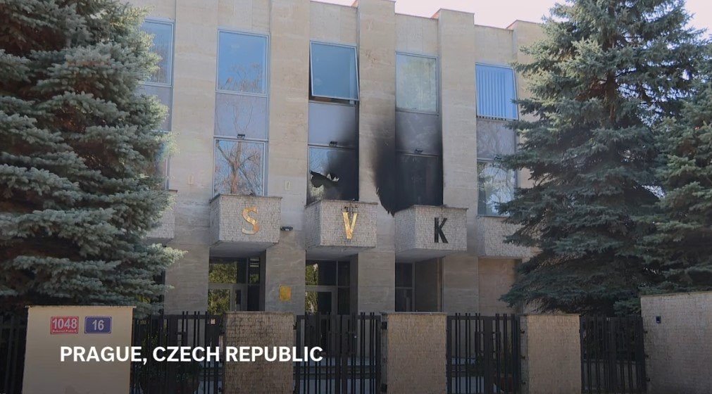NEWS.ro: Cocktailuri Molotov au fost aruncate asupra Centrului cultural rus din Praga - VIDEO