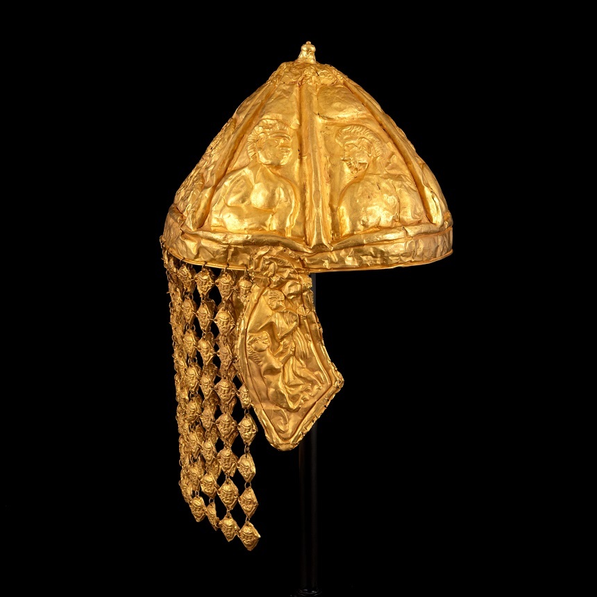 NEWS.ro: „Coiful cu eroi” sau „coiful unguresc” din aur, unicat, provenind din zona bazinului Mării Negre, în licitaţie la Artmark