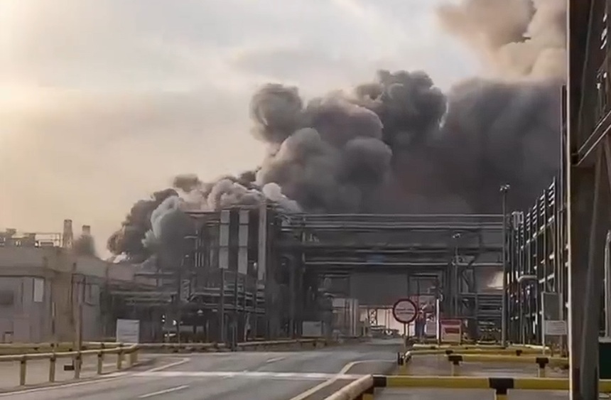 NEWS.ro: Compania saudită Aramco închide temporar rafinăria Ras Tanura, în urma unui atac iranian cu dronă. Nicio victimă nu a fost semnalată în incendiul din rafinărie, anunţă televiziunea saudită de stat