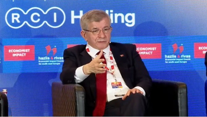 NEWS.ro: Conferinţa The Economist – Ahmet Davutoğlu, fost premier al Turciei: La fel ca în cazul unei clădiri foarte frumoase, securitatea are nevoie de valori de bază, de norme şi de instituţii funcţionale. Suntem în mijlocul unui seism